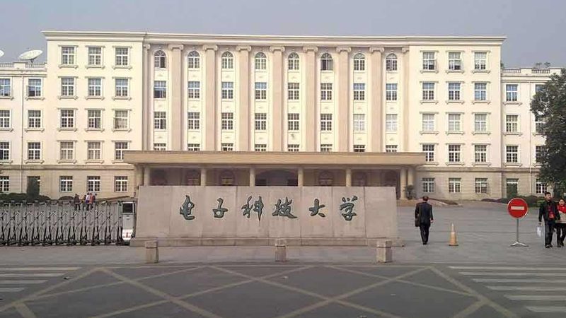 在谈判成功后，要仔细阅读合同条款，确保自身权益。以下是一些需要注意的条款：